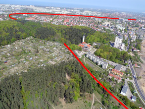Zdjęcie lotnicze Gdańska z zaznaczoną linią przebiegu PKM od Wrzeszcza do Niedźwiednika. Źródło: www.pkm-sa.pl